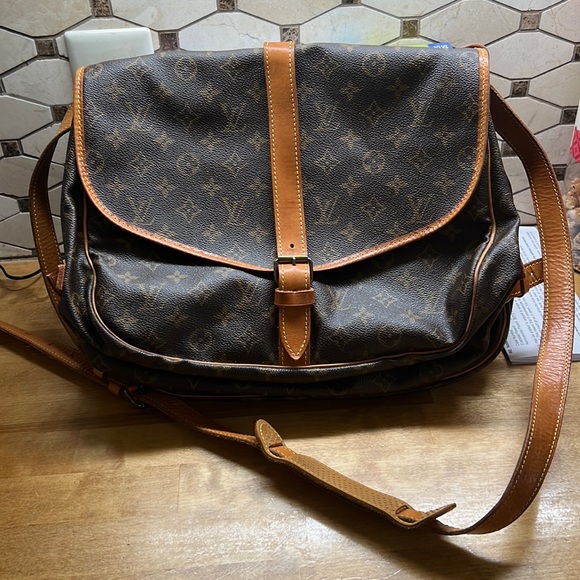 Vintage Louis Vuitton Saumur 35. In good used condition. 🧡 - Picture 1 of 4